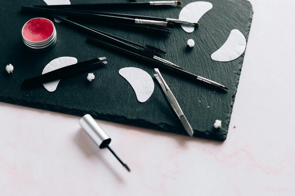 Évolution et Innovations des Costumes Masculins Actuels